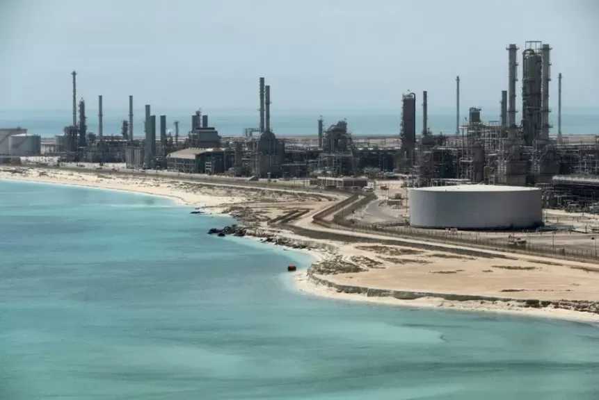 الطاقة السعودية: لا تأثير على إمدادات النفط جراء سقوط شظايا على مصفاة رأس تنورة