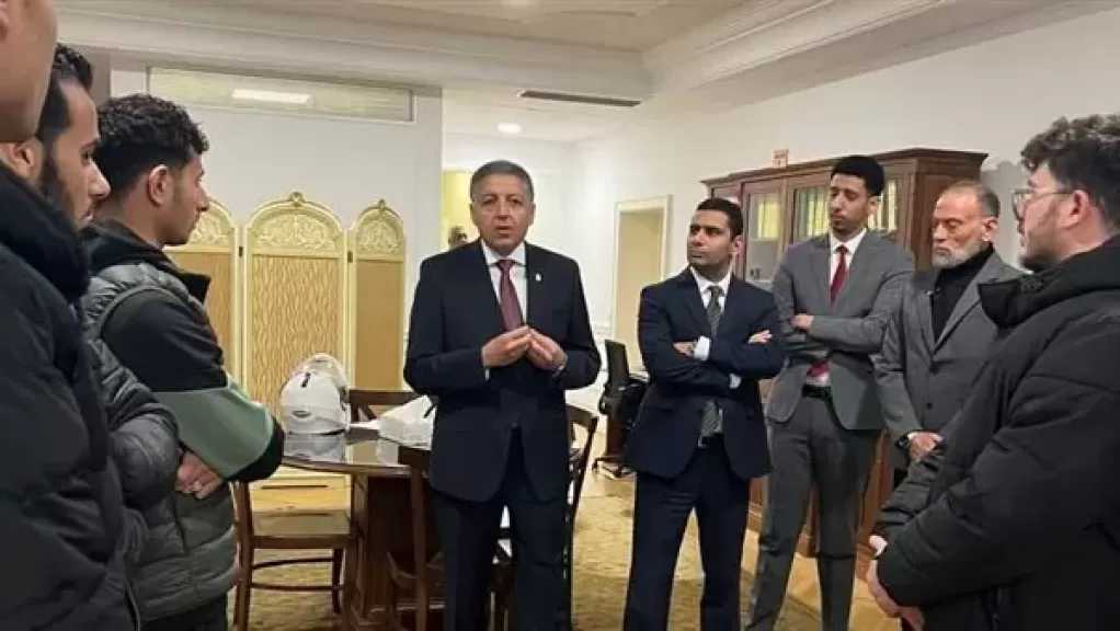 رسالة حاسمة من أثينا.. سفير مصر لدى اليونان يلتقي أسر ضحايا مركب كريت