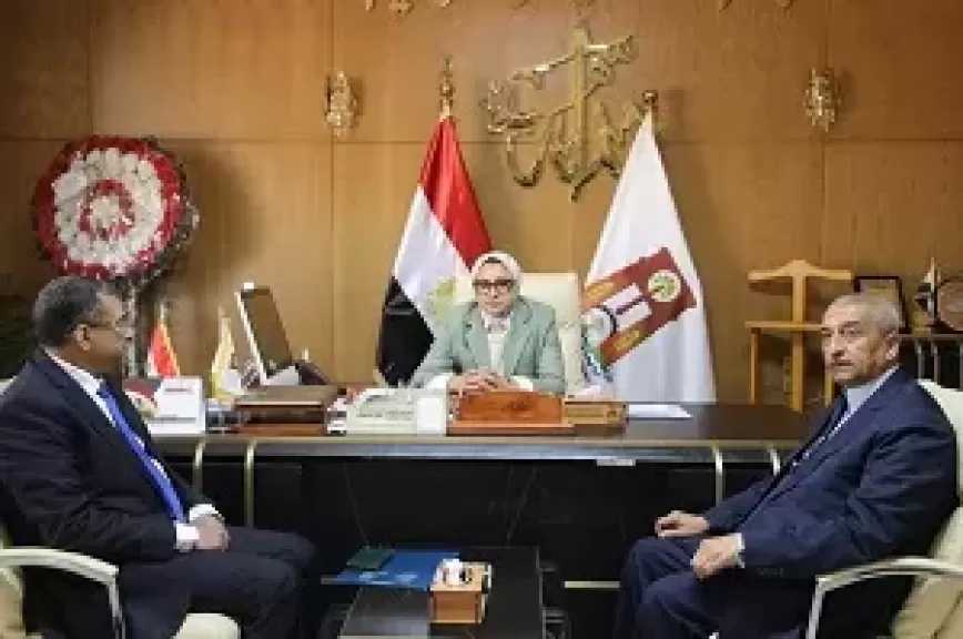 محافظ الوادي الجديد تكرم وكيل التعليم السابق بعد انتهاء فترة عمله بالمحافظة