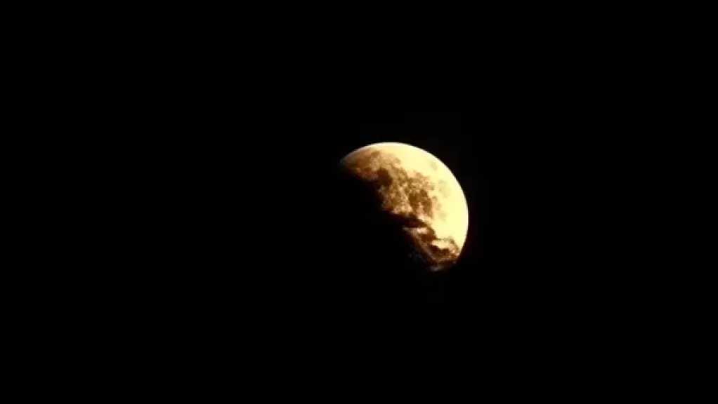 العالم يترقب خسوفًا كليًا للقمر يستمر لمدة 58 دقيقة اليوم