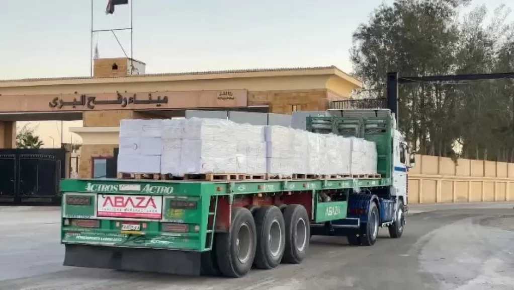 «زاد العزة» تتواصل.. الهلال الأحمر المصري يدفع بأكثر من 85 ألف سلة غذائية ومستلزمات شتوية