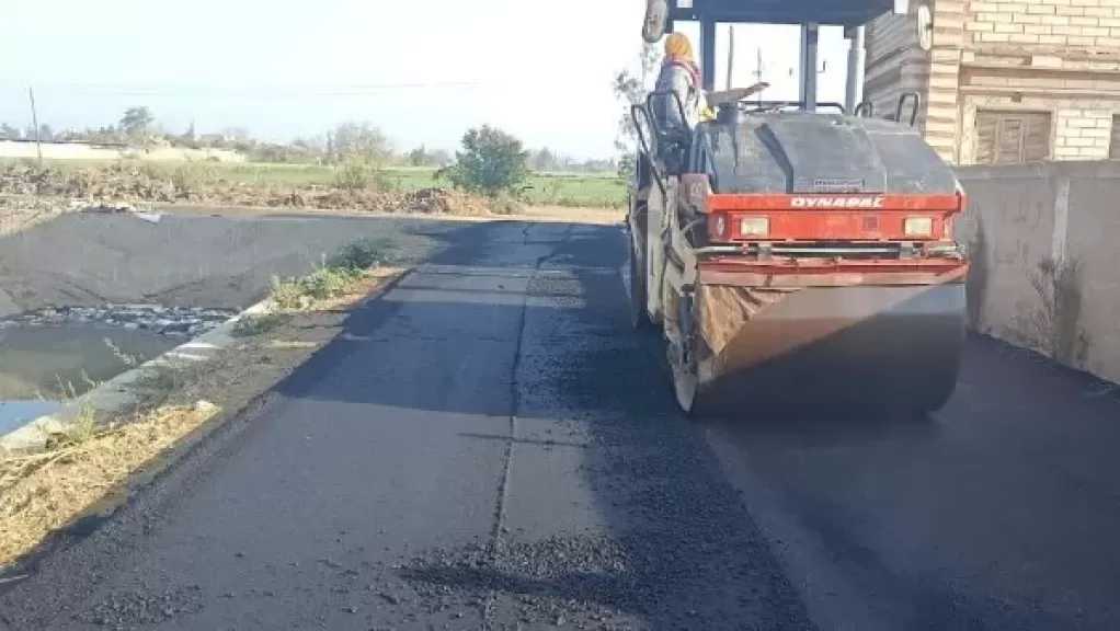 مشروعات الخطة الاستثمارية.. محافظ كفر الشيخ يتابع أعمال الرصف ببيلا| صور