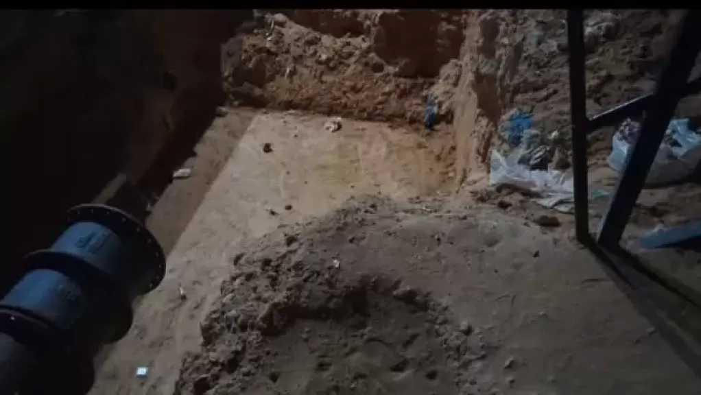 أهالي مطروح يشتكون من حفرة عميقة بحي سكني.. وشركة المياه ترد
