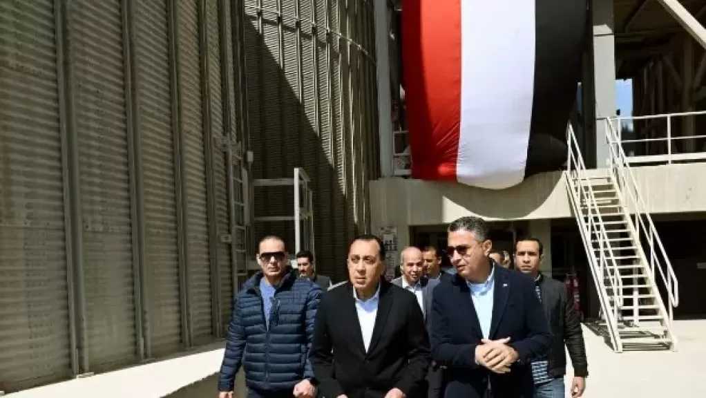 مدبولي يسلم عقود وحدات سكنية بحدائق العاصمة لمحدودي ومتوسطي الدخل