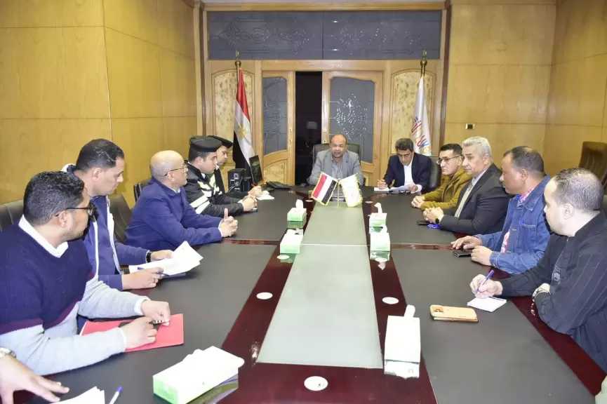 اجتماع عاجل بالأقصر لمتابعة تطبيق أسعار الوقود الجديدة وتعريفة السرفيس