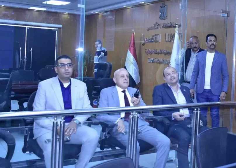 محافظ الأقصر يتابع تطبيق تعريفة السرفيس الجديدة من مركز سيطرة الشبكة الوطنية للطوارئ