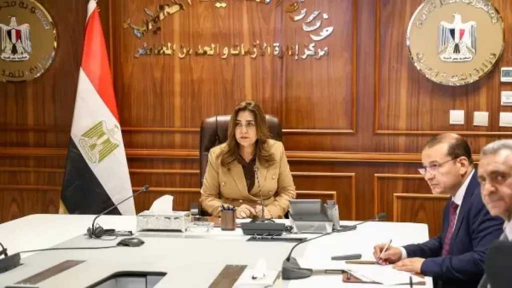 وزيرة التنمية المحلية تتابع الإجراءات الخاصة بتحديد أسعار تعريفة الركوب الجديدة لسيارات الأجرة