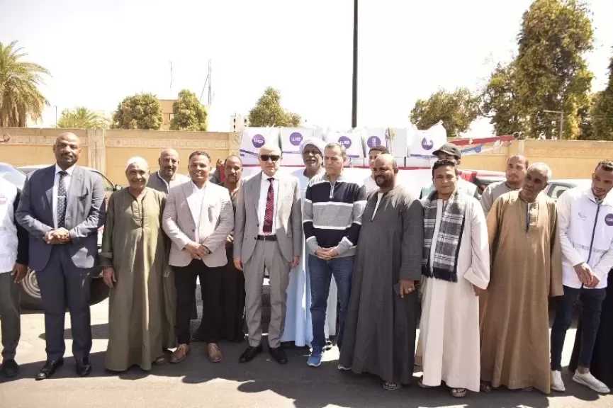 محافظ الأقصر يشهد توزيع 3000 كرتونة غذائية ضمن حملة مؤسسة صناع الخير ”كل يوم أحلى”