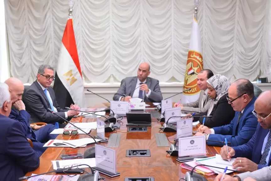 وزير العمل: فتح حوار مشترك بشأن ملفات الحد الأدنى للأجور والإجازات وتراخيص عمل الأجانب وساعات العمل