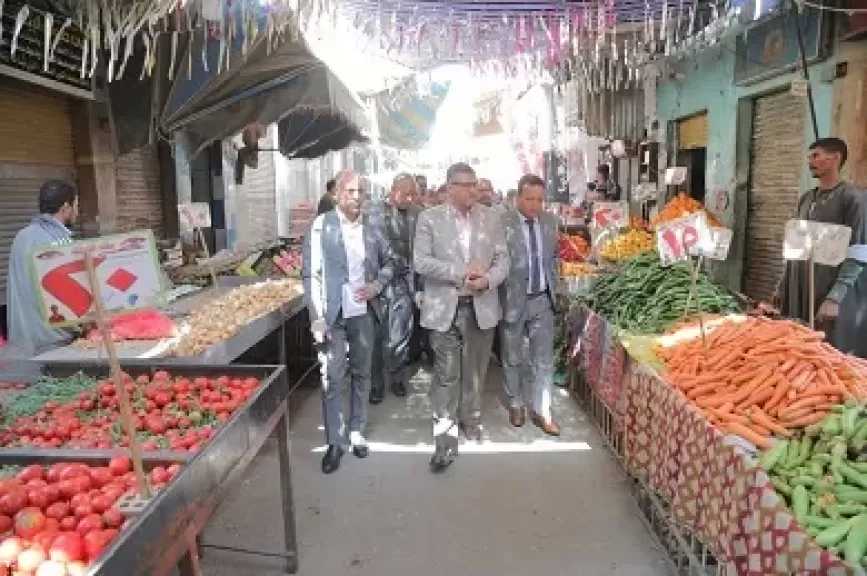 محافظ قنا يجري جولة ميدانية مفاجئة لمتابعة أسعار السلع الغذائية