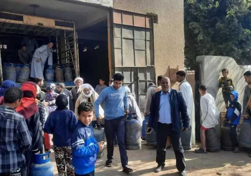 محافظ أسيوط يوجه باستمرار الحملات على مواقف السيارات ومحطات الوقود لضمان الالتزام بالأسعار