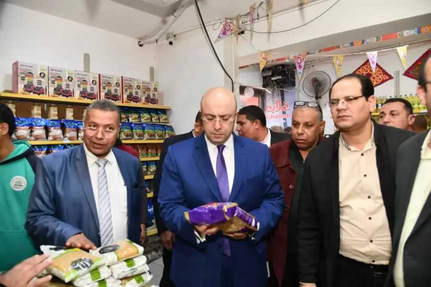 محافظ الفيوم يتفقد الأسواق والمخابز بمدينة سنورس لضبط الأسعار والتأكد من جودة السلع