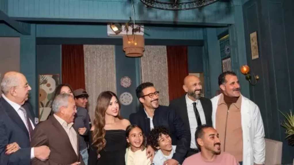أحمد داود يحتفل بانتهاء تصوير مسلسل بابا وماما جيران