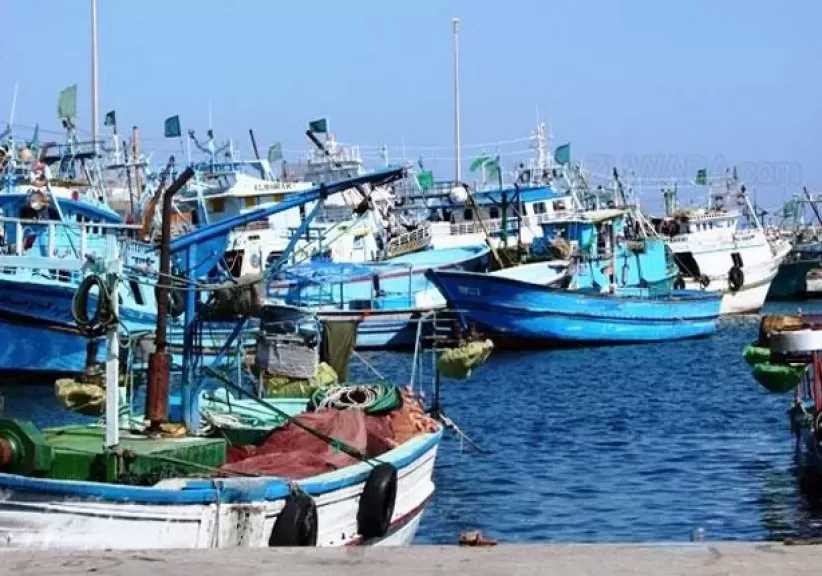 توقف حركة الصيد بسبب ارتفاع الأمواج عن معدلاتها الطبيعية في البحيرة