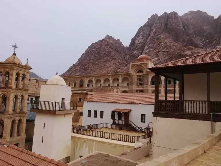إصلاح أعطال كابلات كهرباء تضررت نتيجة تساقط الأمطار في سانت كاترين