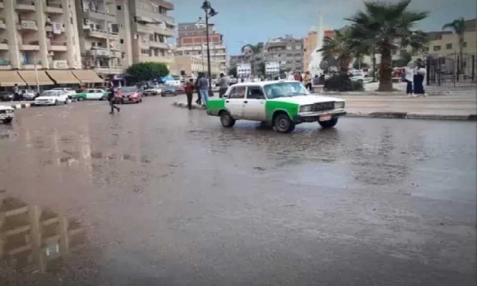 أمطار خفيفة وانخفاض درجات الحرارة تضرب المدن الساحلية في البحيرة
