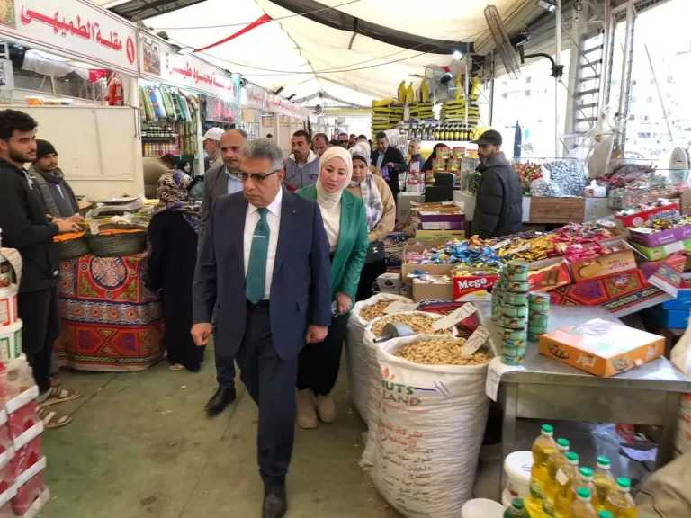 محافظ الدقهلية يتفقد المعارض ومنافذ السلع للتأكد من الإعلان عن الأسعار وتوافر المنتجات