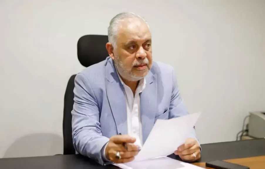 أشرف زكي يعلق على الجدل بين عمرو سعد ومحمد سامي حول الأعلى مشاهدة: كل واحد حر