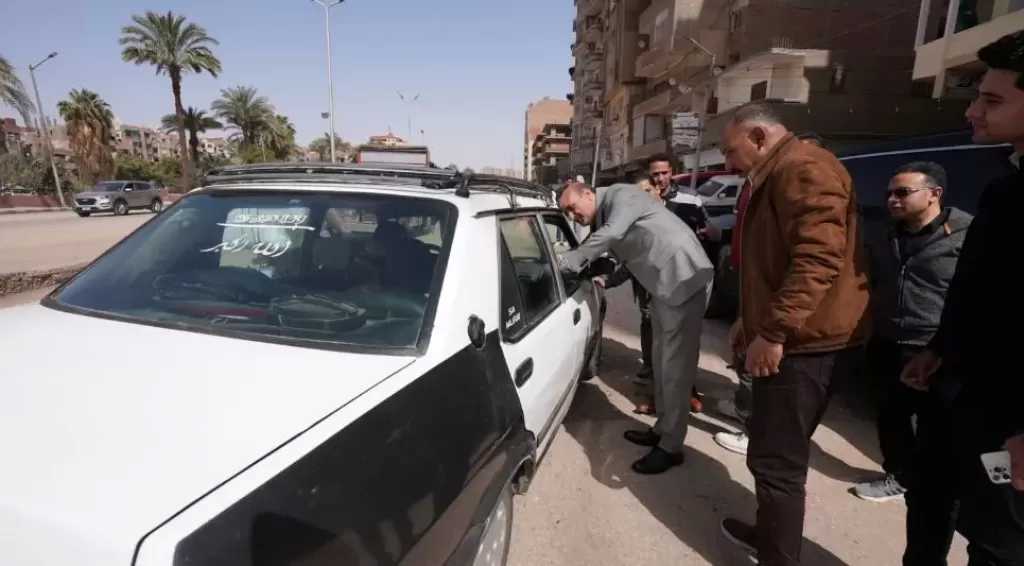 محافظ أسيوط يقود حملة مفاجئة على التاكسي والسرفيس والمواقف لضبط الالتزام بالتعريفة الرسمية