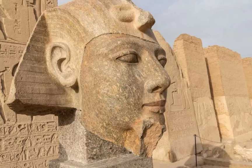 الانتهاء من ترميم رأس تمثال من الجرانيت للملك رمسيس الثاني داخل معبده في أبيدوس