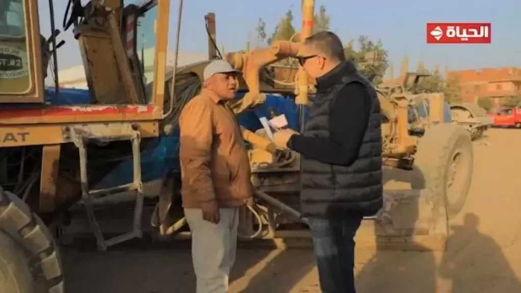 قصة كفاح ملهمة لسائق لودر.. وعمرو الليثي يهديه 5000 جنيه