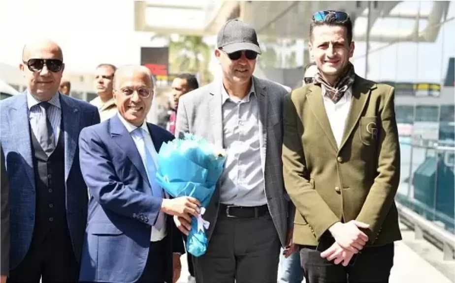 بيراميدز يستقبل بعثة الجيش الملكي بالورود