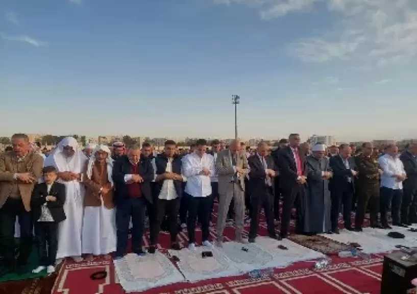 وسط آلاف المصلين.. محافظ جنوب سيناء يؤدي صلاة عيد الفطر المبارك بساحة استاد الطور الرياضي