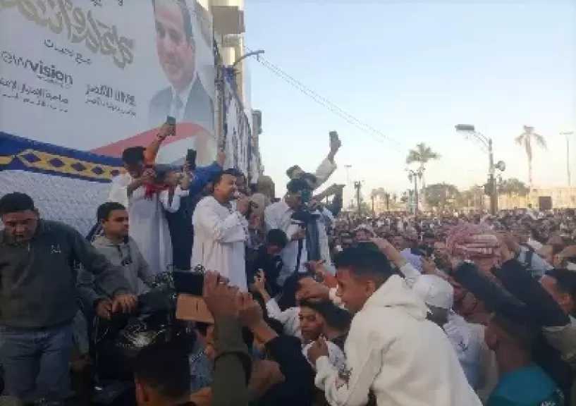 أهالي الأقصر يبدأون احتفالاتهم بعيد الفطر في محيط ساحة أبو الحجاج بتواشيح وابتهالات ثم أغانٍ شعبية