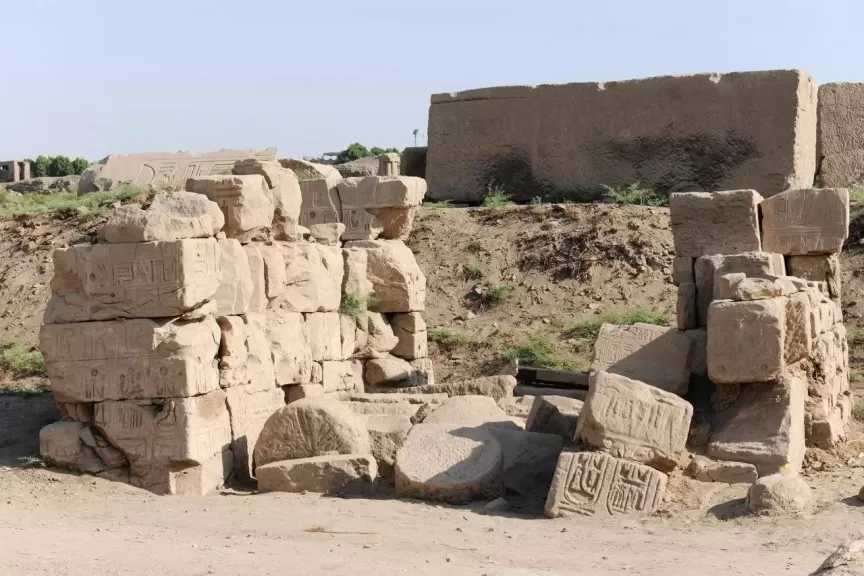 وزارة السياحة: الكشف عن لوحة حجرية تعود إلى عصر الإمبراطور الروماني تيبيريوس