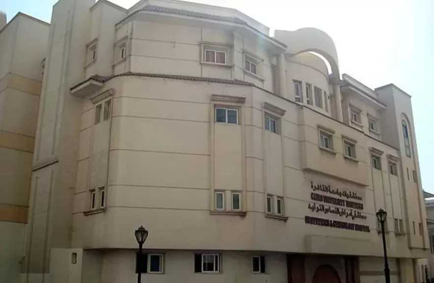 رئيس جامعة القاهرة يستعرض تقريرًا عن أداء مستشفيات جامعة القاهرة فى أول أيام عيد الفطر