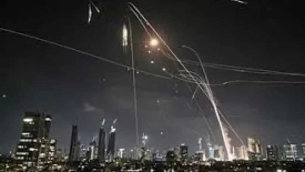 وسائل إعلام إسرائيلية: إصابة 6 أشخاص جراء سقوط شظايا صاروخ على أحد المباني