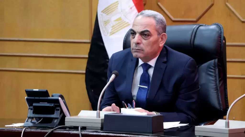 محافظ الإسماعيلية يوجه بالتنسيق لربط المناهج الدراسية باحتياجات سوق العمل