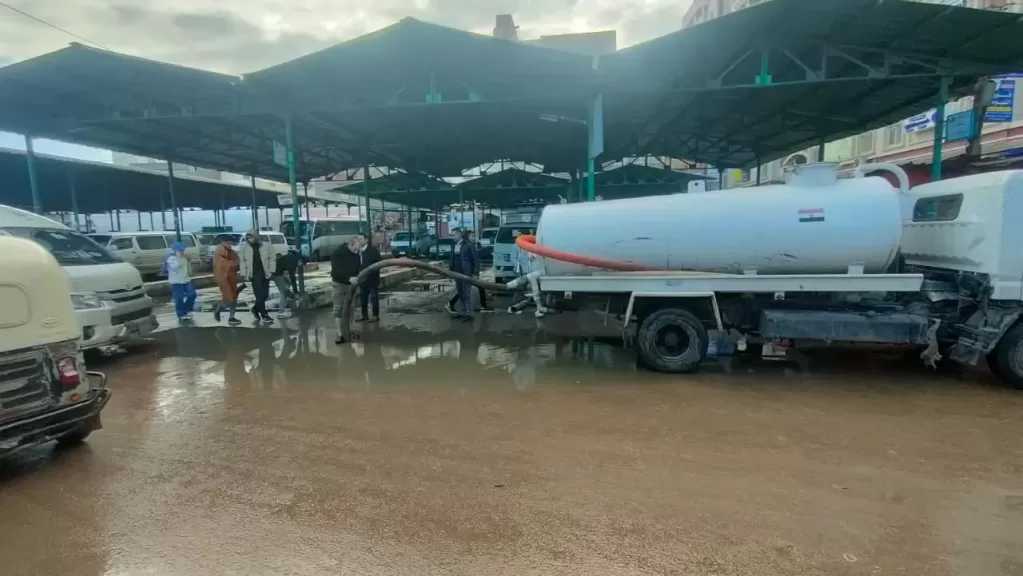 التنمية المحلية: انتشار فرق الطوارئ بالمحاور الرئيسية لتأمين الطرق وسحب تجمعات الأمطار