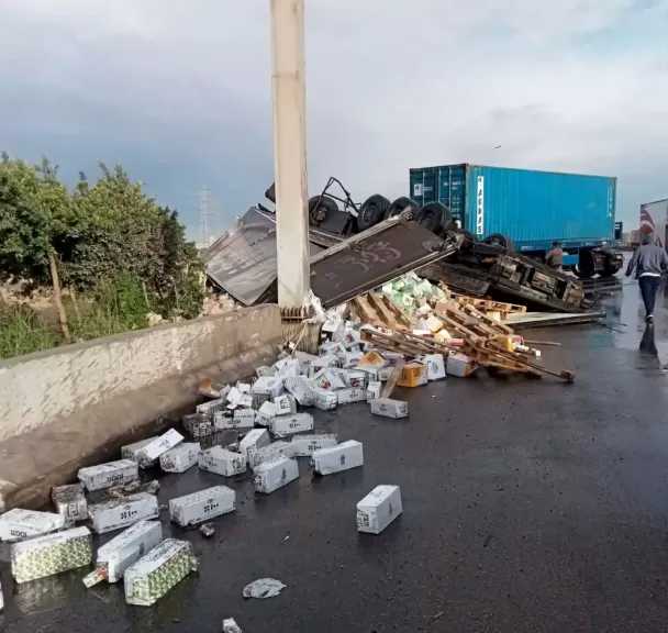 بسبب سوء الطقس.. انقلاب سيارة نقل محملة بالبضائع في الجيزة