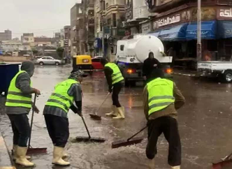 محافظ البحيرة: انتشار 1500 معدة وطاقم عمل بجميع المدن والقرى لرفع تراكمات الأمطار أولا بأول