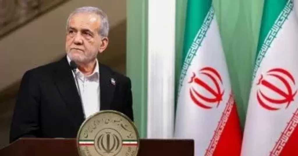 بزشكيان لماكرون: الحرب الأمريكية الصهيونية زعزعت أمن مضيق هرمز