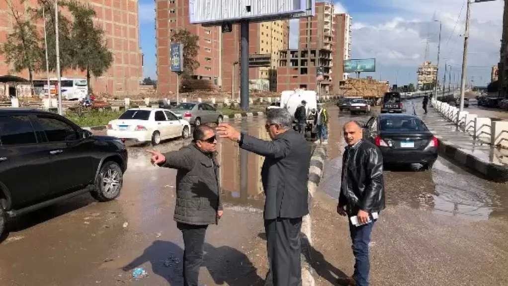 محافظ الدقهلية يتابع رفع تجمعات مياه الأمطار من شوارع المنصورة وطلخا