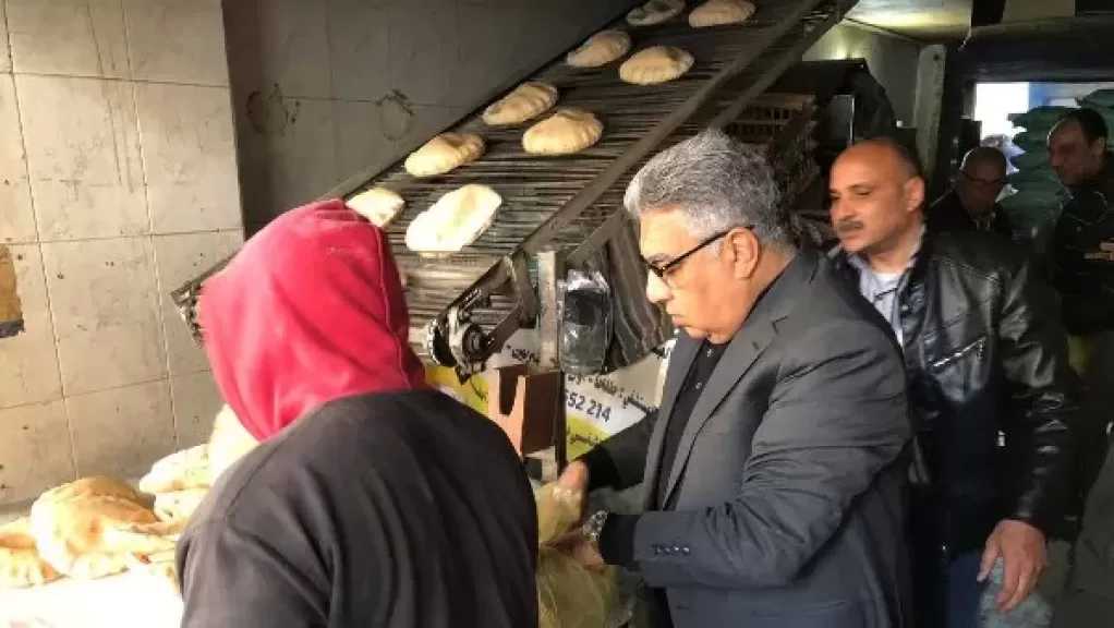 محافظ الدقهلية يتفقد مخابز بمدينة طلخا ويؤكد: صرف الحصص لكل بطاقة تموينية ومنع تجميع البطاقات