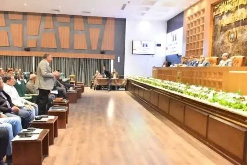 محافظ أسيوط يتابع مشروعات حياة كريمة ويشدد على الالتزام بالجداول الزمنية