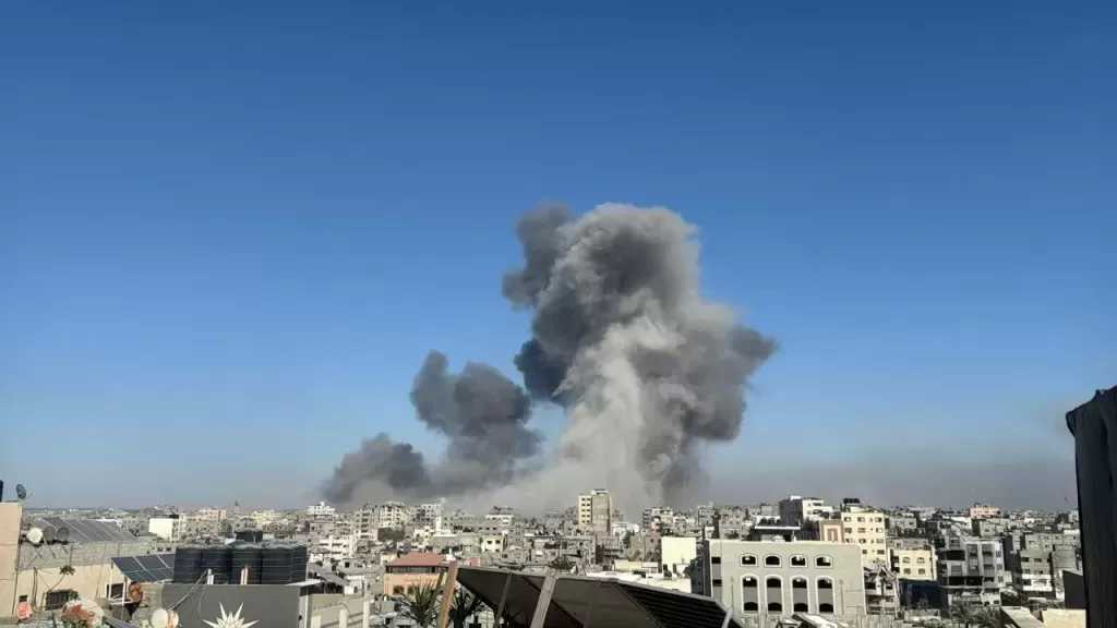 إسرائيل تقصف 17 منطقة في لبنان اليوم.. وسقوط 5 شهداء