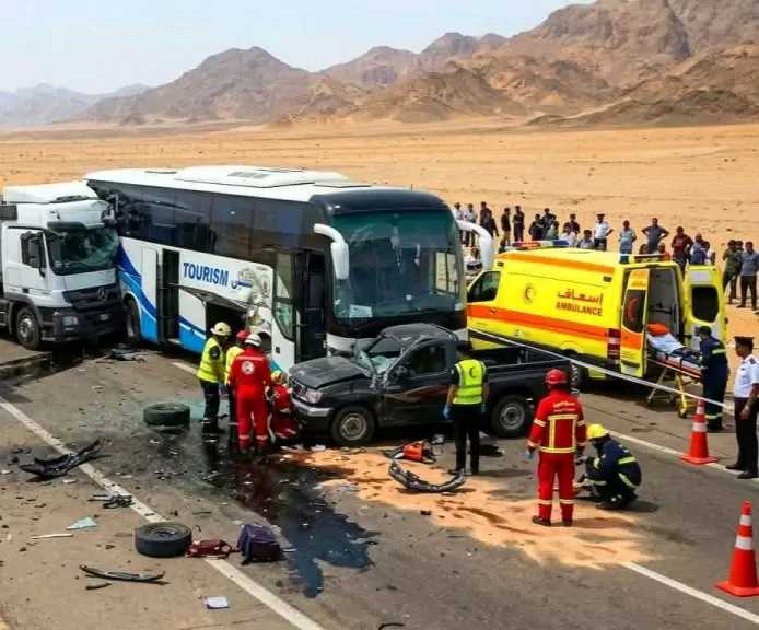 مصرع 3 أشخاص وإصابة 21 آخرين إثر تصادم أتوبيس وسيارة بمرسى علم