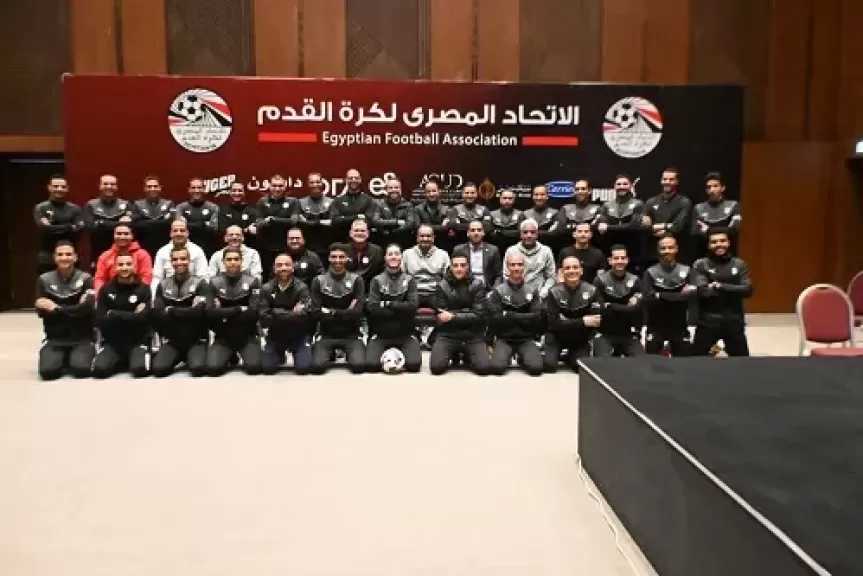 أوسكار رويز يسلم الشارات الدولية للحكام المصريين خلال معسكر التطوير
