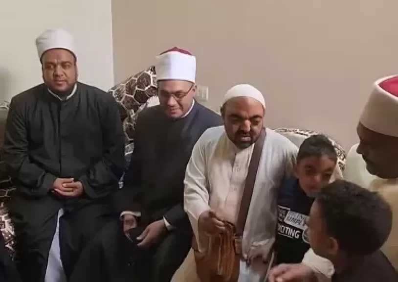 بعد التنمر على أولاده.. وفد من الأزهر والأوقاف يزور محمد حسن لجبر خاطره