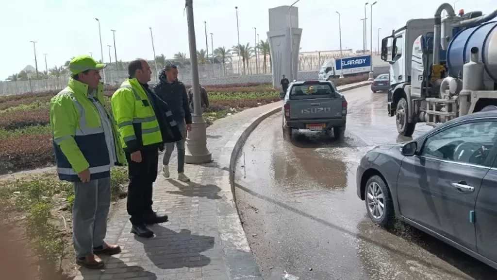 مياه الجيزة: انتشار فرق الطوارئ والمعدات لسرعة التعامل مع تجمعات الأمطار
