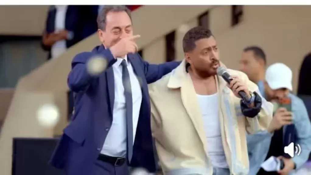 تامر حسني يكشف كواليس رقصه مع السفير الفرنسي في حفل مدرسي