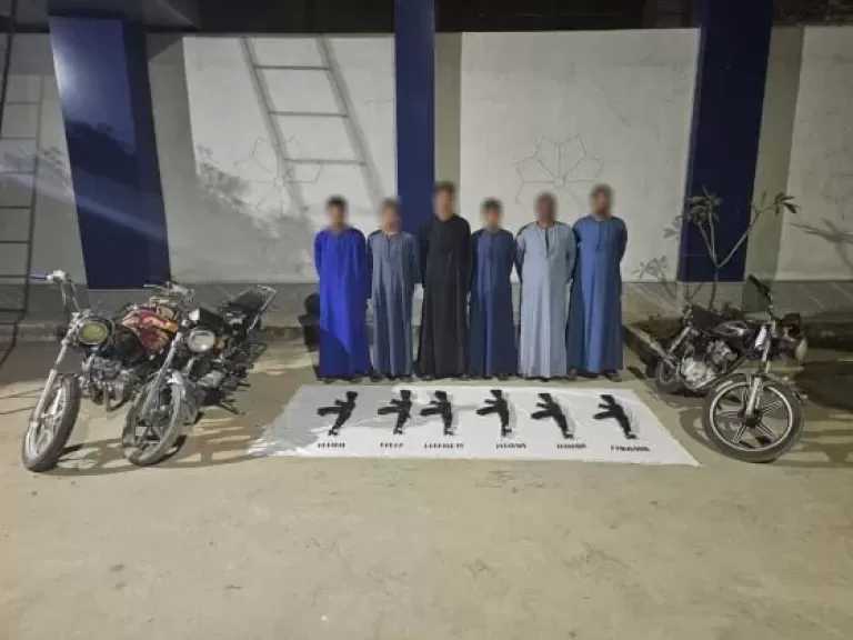 ضبط المتهمين بإطلاق أعيرة نارية بالهواء خلال مشاركتهم في حفل زفاف بقنا