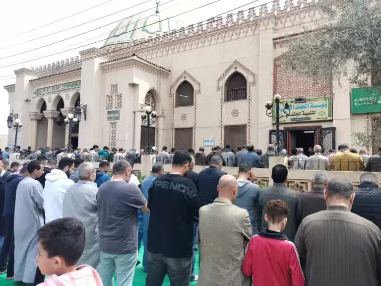 تشييع جثمان والدة المهندس خالد هاشم وزير الصناعة في جنازة شعبية بالشرقية