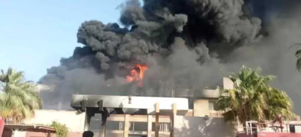 التحريات في حريق مصنع بلاستيك في أكتوبر: ماس كهربائي بماكينة سبب اندلاع النيران