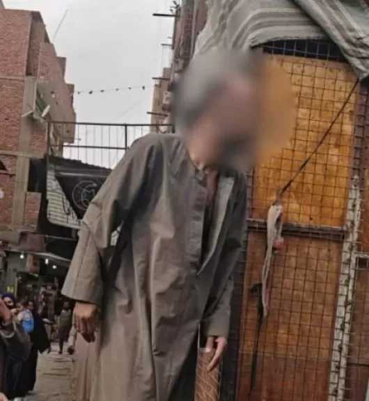 شاب يصاب بالجنون بعد تعطل سيارته في الطريق الصحراوي بأسوان