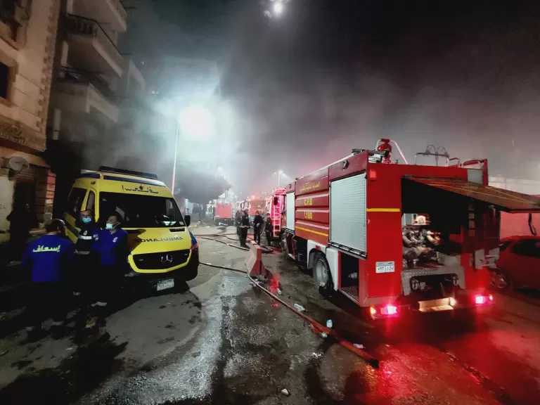 الدفع بـ6 سيارات إطفاء و10 إسعاف للسيطرة على حريق مصنع ملابس بالزيتون